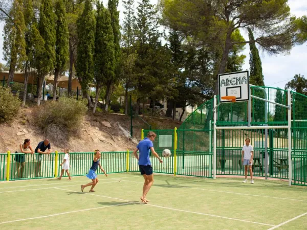 Der Sportplatz des Campingplatzes Domaine de la Noguière in Roan.