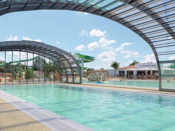 Das neue überdachte Schwimmbad im Jahr 2025 auf dem Roaner Campingplatz Le Domaine du Clarys.