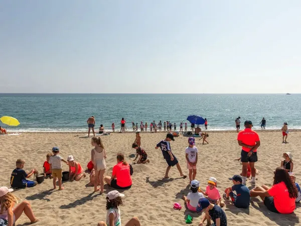 Unterhaltung am Strand auf dem Campingplatz Roan Les Dunes.