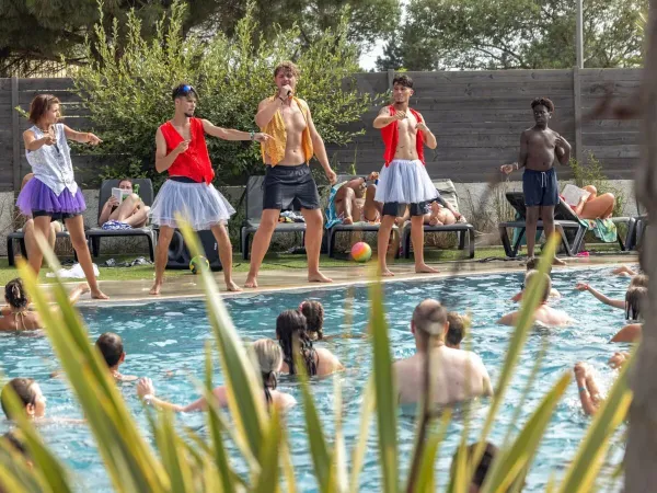 Unterhaltung am Pool auf dem Campingplatz Roan Les Dunes.