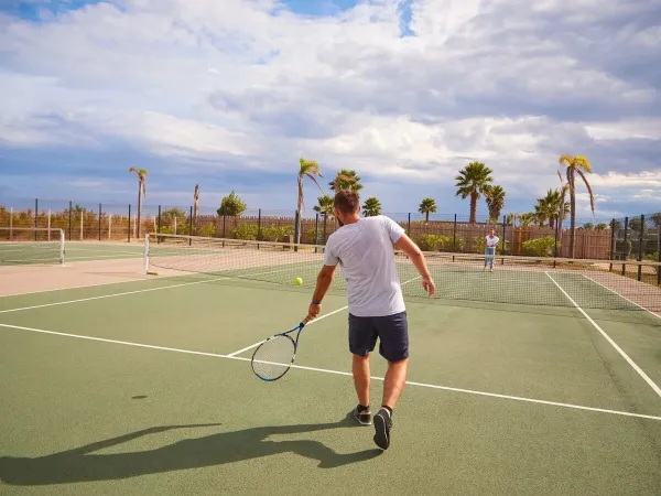 Tennis spielen auf dem Campingplatz Roan Les Dunes.