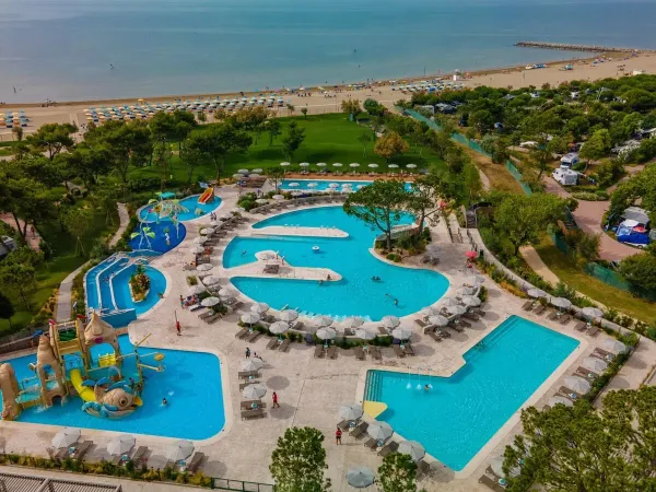Luftaufnahme Wasserpark kombiniert mit dem Strand auf dem Campingplatz Roan Mediterraneo.