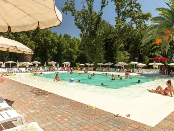 Das Schwimmbad auf dem Campingplatz Roan hu I Pini Dorf.