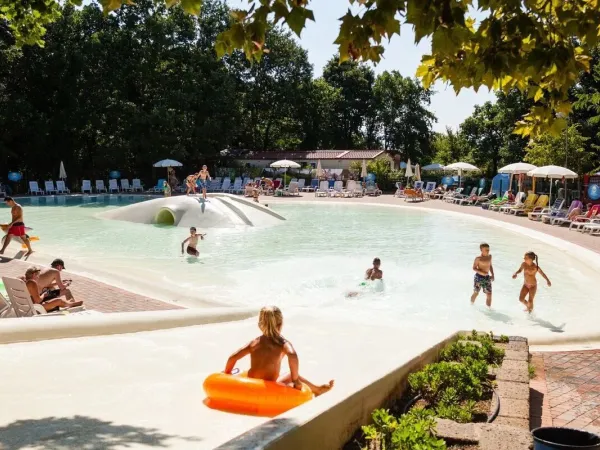 Schwimmbad auf dem Campingplatz Roan hu I Pini Dorf.