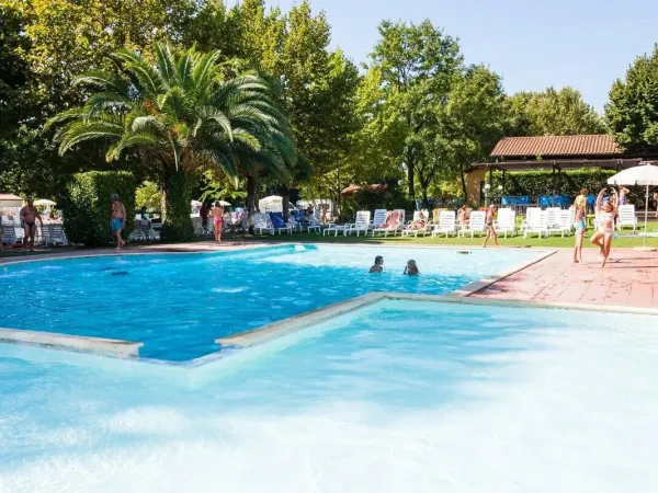 Das 2. Schwimmbad auf dem Campingplatz Roan hu I Pini Dorf.