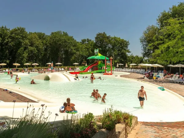 Der Wasserpark auf dem Campingplatz Roan hu I Pini Dorf.