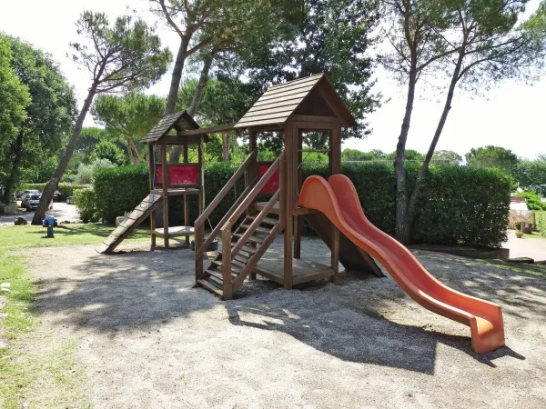 Spielplatz auf dem Campingplatz Roam hu I Pini Dorf.