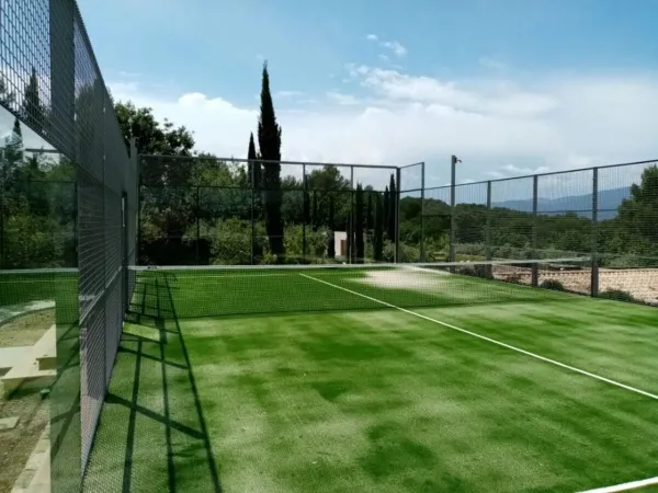 Padelplatz auf dem Campingplatz Domaine de La Yole in Roan.