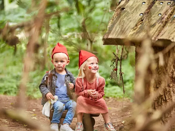 Zwei kleine Kinder mit Zwergenmützen während der Zwergenwanderung auf dem Roan Camping Terspegelt.