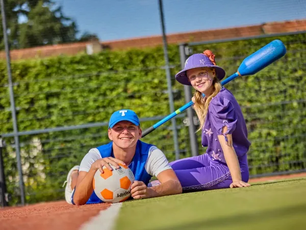 Timo und Zilva auf dem Sportplatz, die Maskottchen von Roan Camping Terspegelt.