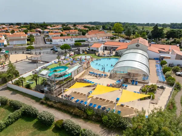 Übersicht Schwimmbad mit Planschbecken auf dem Campingplatz Roan Le Domaine de Beaulieu.