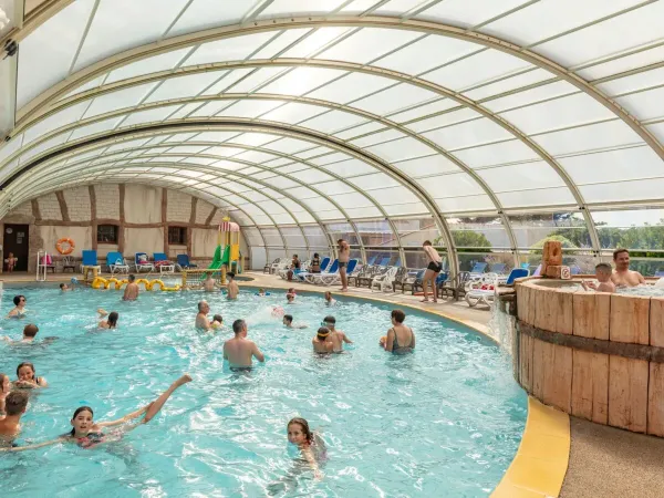 Hallenbad mit Wasserrutsche auf dem Roan Campingplatz Le Domaine de Beaulieu.