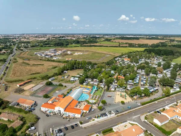 Draufsicht auf den Roan-Campingplatz Le Domaine de Beaulieu.