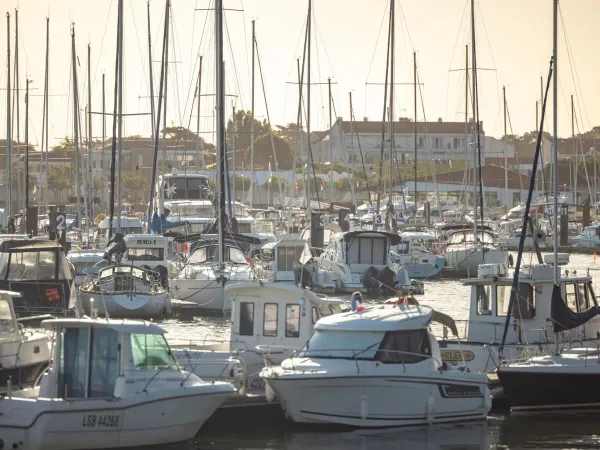 Hafen mit Booten in der Nähe von Roan Camping Le Domaine de Beaulieu.