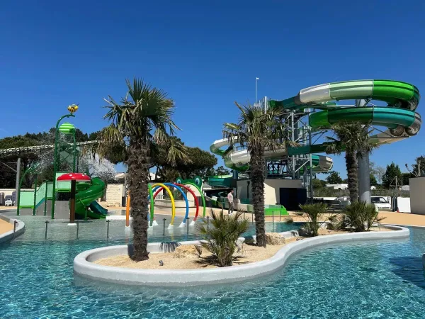 Erneuertes Schwimmbad mit kühlen Rutschen und Wasserspielplatz auf dem Campingplatz Le Domaine du Clarys.