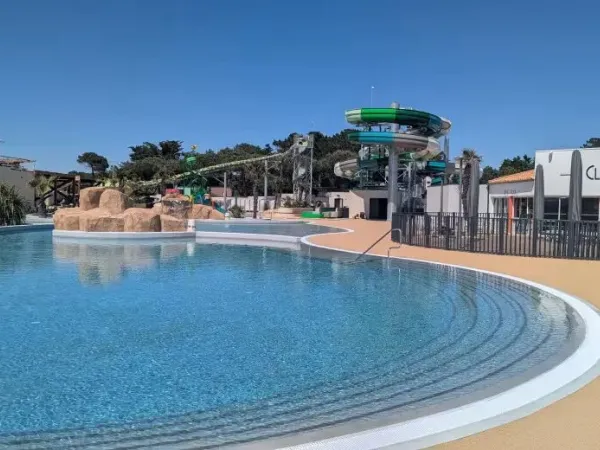 Übersicht Schwimmbad mit neuen Rutschen auf dem Campingplatz Roan Le Domaine du Clarys.
