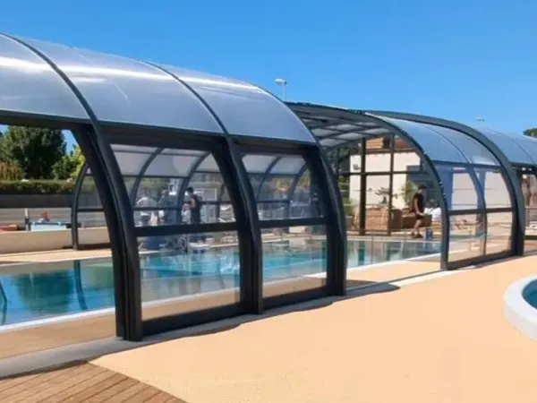Das neue überdachte Schwimmbad im Jahr 2025 auf dem Roaner Campingplatz Le Domaine du Clarys.