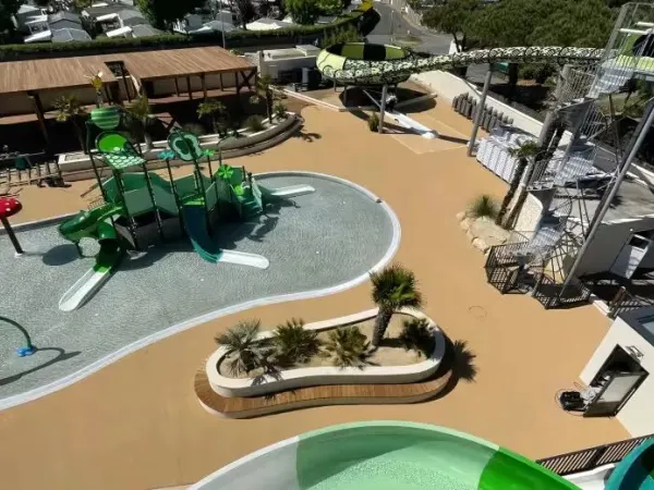 Überblick über den neuen Kinderspielplatz und die Mautrutsche auf dem Roan-Campingplatz Le Domaine du Clarys.