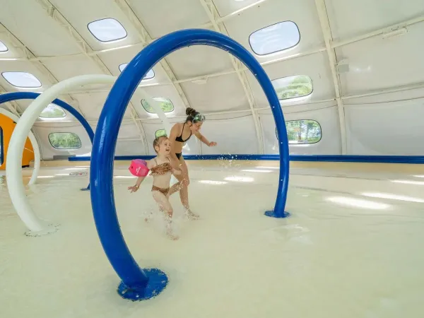 Sprühgeräte im Hallenbad auf dem Campingplatz Roan hu Birkelt village.