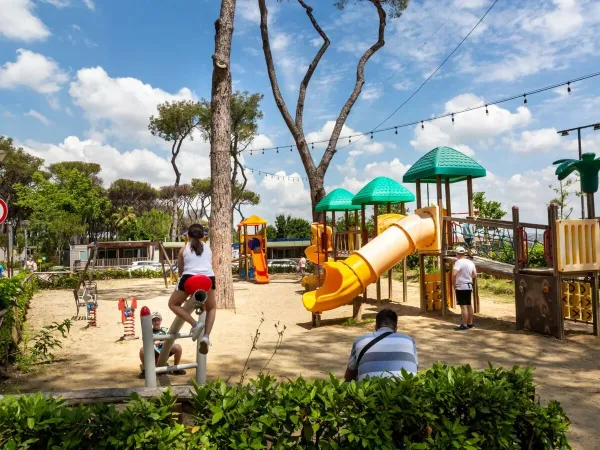 Kinder spielen auf dem Spielplatz.