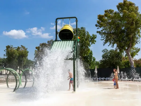 Kinder im Wasserpark auf dem Campingplatz Roan hu Fabulous Village.