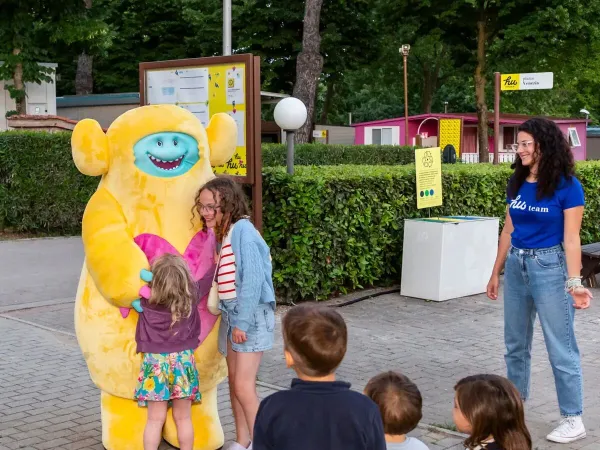 Kuscheln mit dem Maskottchen auf dem Campingplatz Roan hu I Pini village.