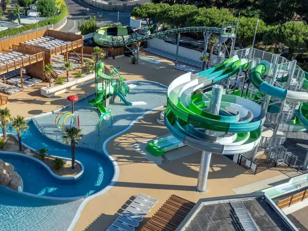 Erneuertes Schwimmbad mit kühlen Rutschen und Wasserspielplatz auf dem Campingplatz Le Domaine du Clarys.