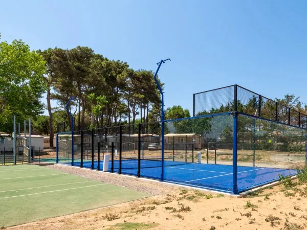 Padelplatz auf dem Campingplatz Domaine de La Yole in Roan.