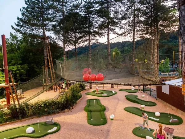 Spielen in oberirdischen Netzen auf dem Roan-Campingplatz hu Norcenni girasole Dorf.