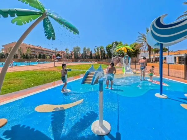 Kinder spielen im Spaypark auf dem Roan Campingplatz Platja Brava.