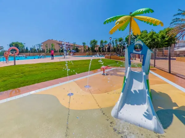 Wasserrutsche für die Kleinsten im Wasserpark auf dem Campingplatz Roan Platja Brava.