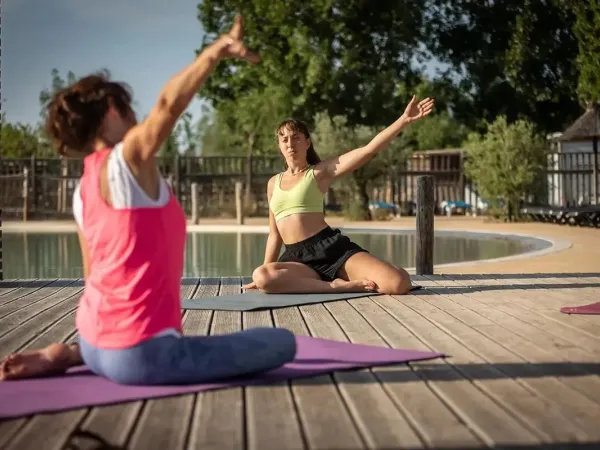 Yoga für einen entspannten Urlaub auf dem Campingplatz Roan Le Méditerranée Plage.