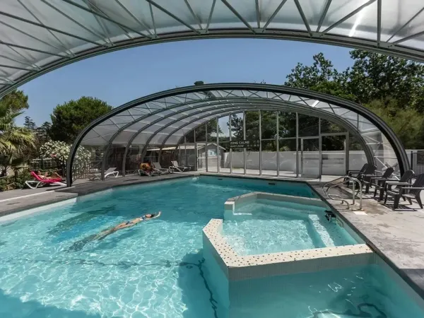 Entspannen Sie sich im überdachten Pool des Campingplatzes Roan Méditerranée Plage.