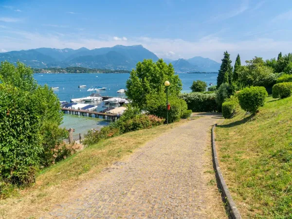 Blick über den Gardasee vom Roan-Campingplatz La Rocca Manerba.