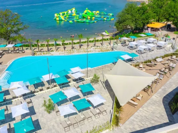 Übersicht Kieselstrand und Pool auf dem Campingplatz Roan Bijela Uvala.