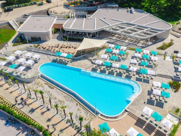 Erneuertes Schwimmbad mit Bar auf dem Roan Campingplatz Bijela Uvala.