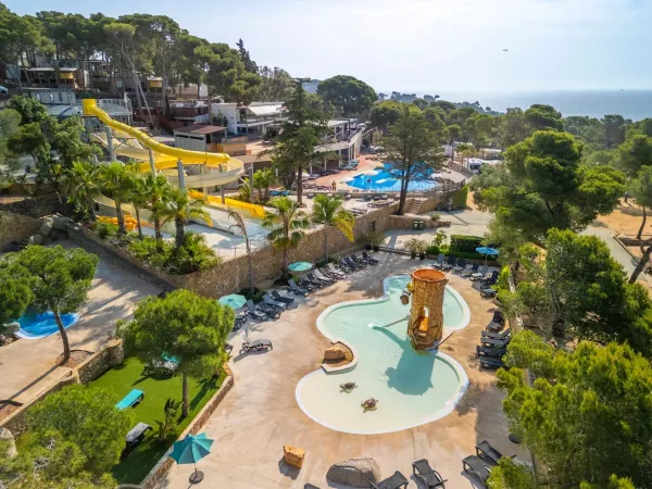 Überblick über den Schwimmbadkomplex Internacional de Calogne.