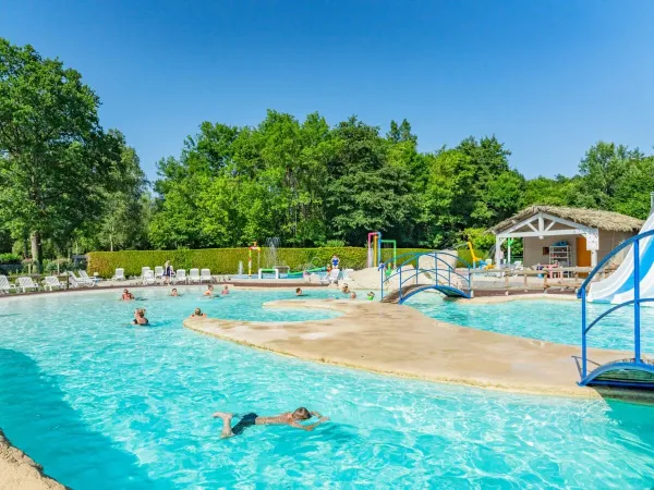 Freizeitpark und Schwimmbad auf dem Campingplatz Roan de Bonnal.
