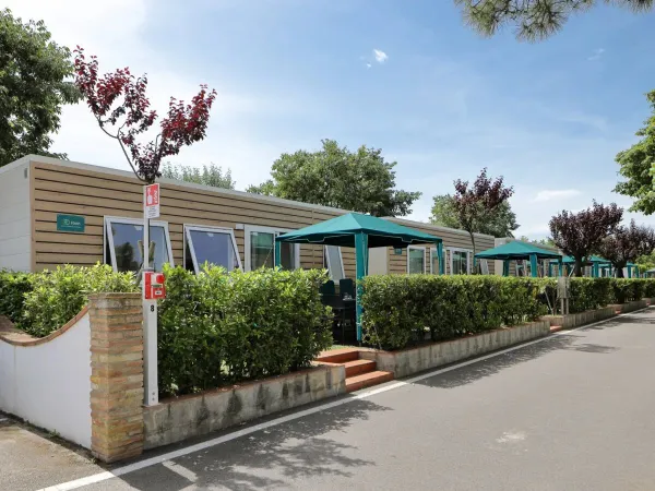 Eine Straße mit Premium-Mobilheimen auf dem Campingplatz Roan Rubicone.