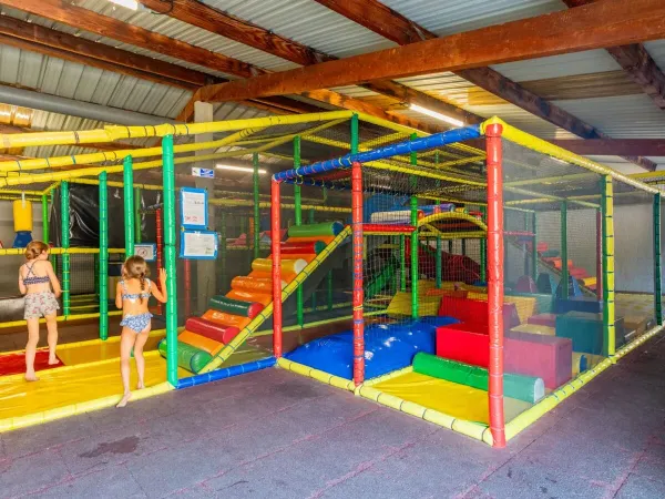 Indoor-Spielplatz auf dem Campingplatz Roan de Galaure.
