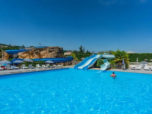 Familien baden im Pool des Campingplatzes Roan Chateau de Galaure.