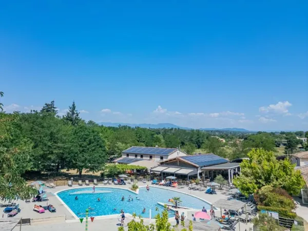 Blick vom Pool auf dem Roan Campingplatz La Grand Terre.