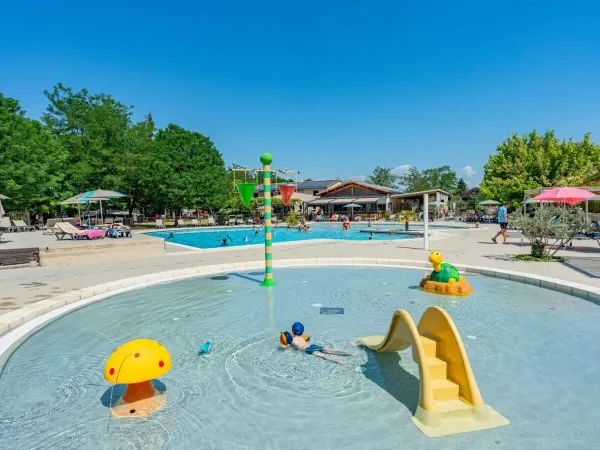 Ein Überblick über das Schwimmbad auf dem Campingplatz Roan La Grand'Terre.