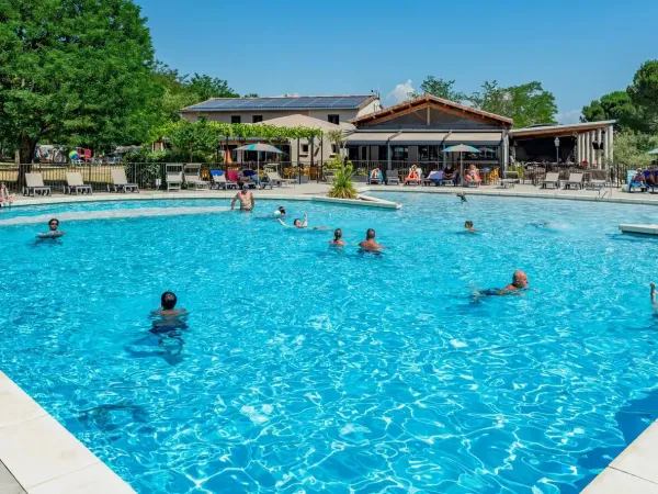 Schwimmbad mit Rutschen auf dem Campingplatz Roan La Grand Terre.