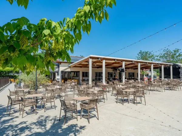 Die Terrasse des Campingplatzes La Grand'Terre in Roan.