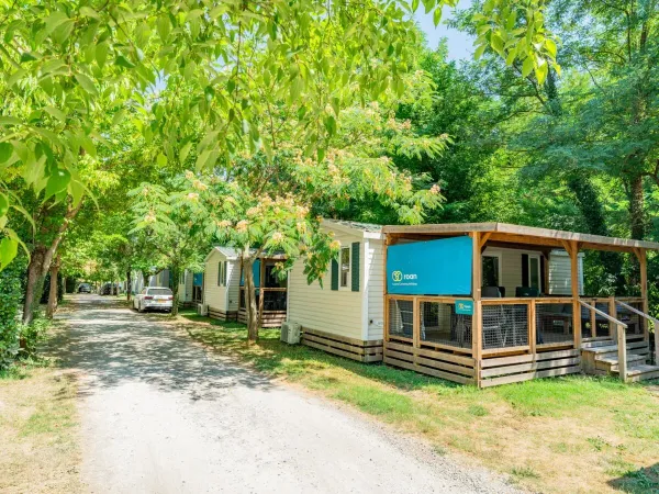 Straße mit Mobilheimen Comfort Plus Relax auf dem Roan-Campingplatz La Grand'Terre.