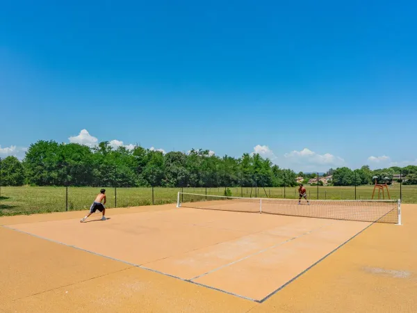 Der Tennisplatz des Campingplatzes La Grand'Terre in Roan.