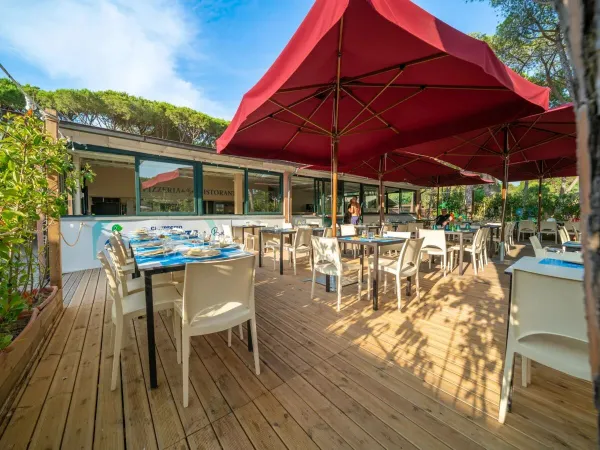Die Terrasse des Restaurants auf dem Campingplatz Roan Del Forte.