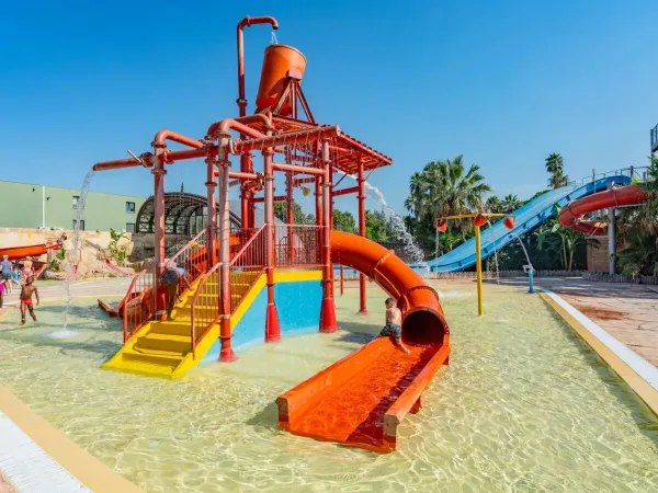 Großer Wasserspielplatz auf dem Campingplatz Roan La Sirène.
