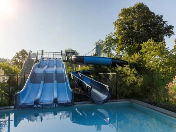 Übersicht über die Rutschen im Freibad auf dem Roan Camping De Twee Bruggen.